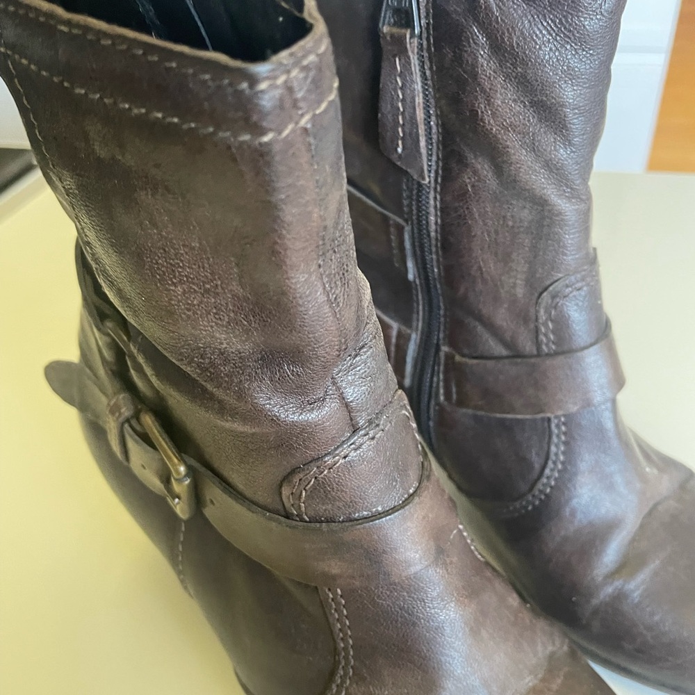 MJUS Women’s Leather Buckle Zip Up Ankle Boots.  Size 39, (approx size US 7). - Picture 6 of 13